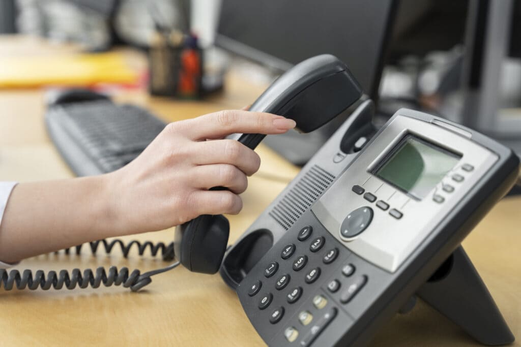 Telefone PABX, aparelho que se conecta à internet para funcionar como VoIP.