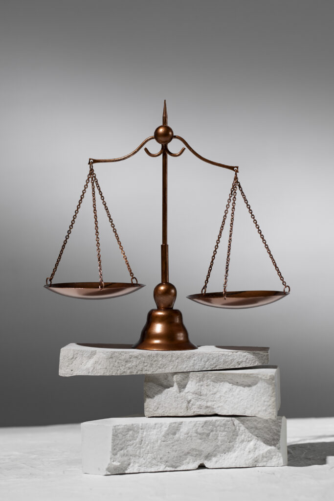 uma balança da advocacia representando a equidade e justiça