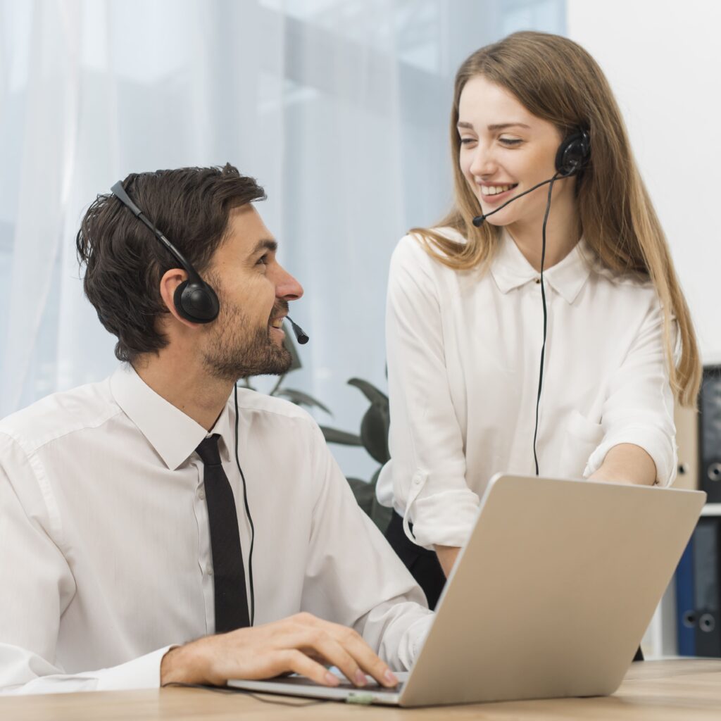 dois colaboradores trabalhando em conjunto no atendimento telefônico.