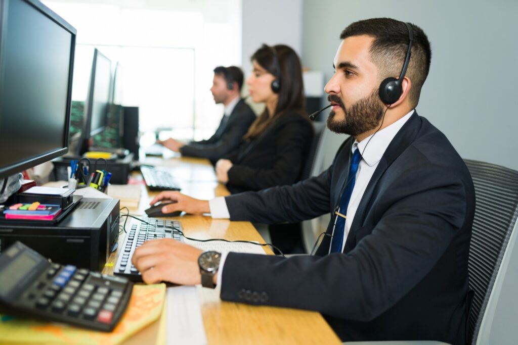 Operadores de telemarketing trabalhando nos dias atuais em um sistema voip.