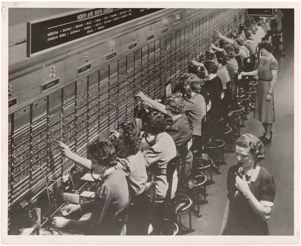 Mulheres trabalhando com operações de telemarketing no início do século XX.