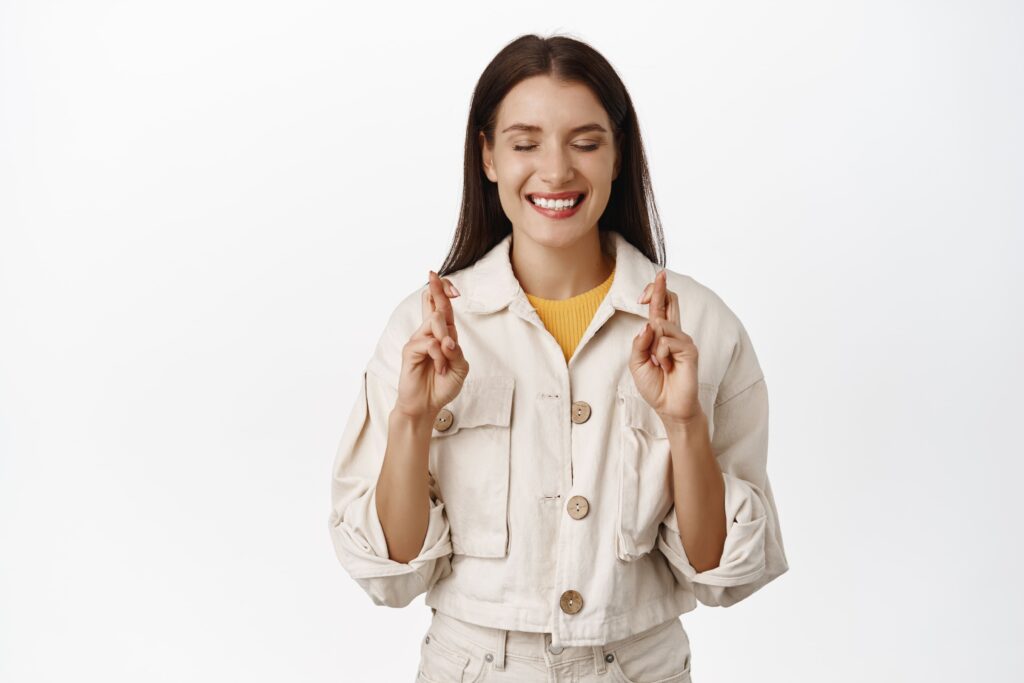 cliente com os dedos cruzados feliz por ter alcançado os resultados desejados.