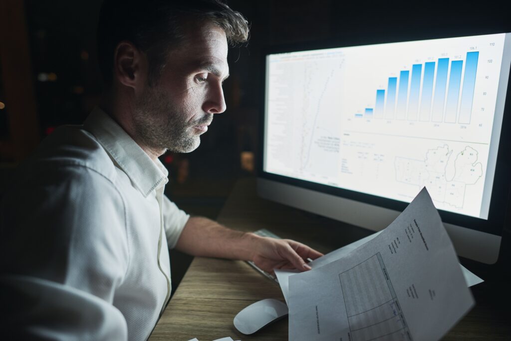 Empresário realizando uma análise de dados para tomar as decisões sobre o atendimento de suporte em sua empresa.